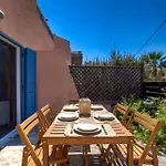 Charming 3-Bedroom Maisonette With Pool Access At Regina Gardens, 700 M Venus Beach