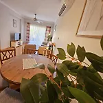 Family-Friendly 2Br Poolside Apartment With Terrace, Universal Area
