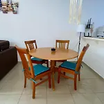 Seaside Two Bedroom Cosy Townhouse In Tourist Area