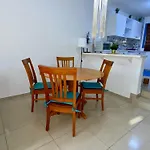 Seaside Two Bedroom Cosy Townhouse In Tourist Area