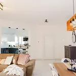 H&O Boulevard Breeze Apartment!