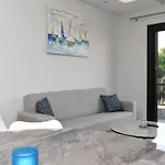 Alexis Apartments - Newly Renovated 2-Bedroom With Swimming Pool