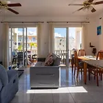Beautiful 2 Bedrooms By The Pool
