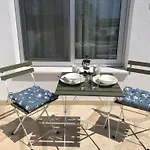 Elegant Beachside Apt - 1 Min Walk To The Beach