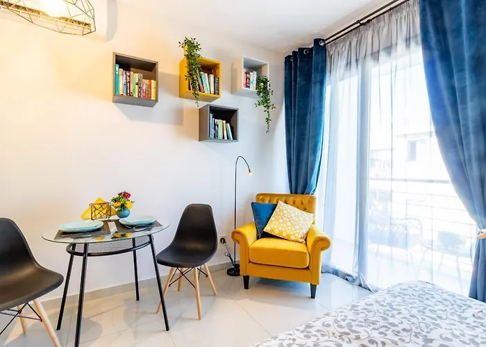 Light House - Seafront Cosy Studio With Library