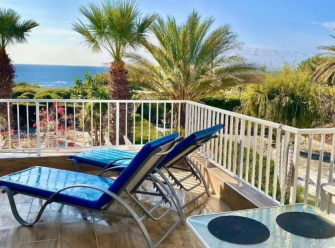 Coral Bay Modern Renovated Apartment By The Sea