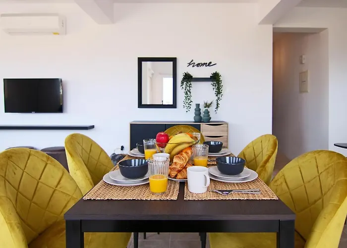 Phaedrus Living Cityview Luxury Flat Walnut Grove
