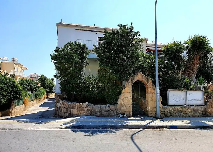 2 Bedroom Cozy Apartment Near Tourist Area, 200M From Sea