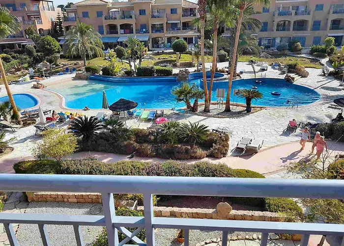 Bright 2 Bed, Pool Facing Apartment In Limnaria Gardens