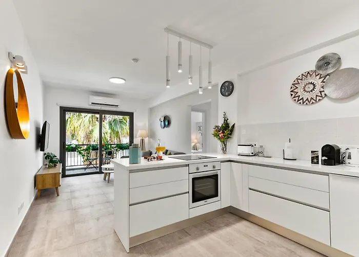 Dreamy 2 Bed Apartment By The Sea