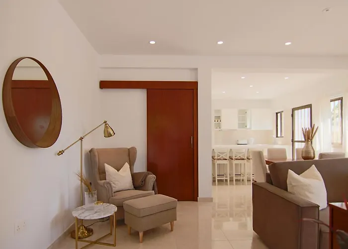 Phaedrus Living: City View Luxury Flat Androcleous