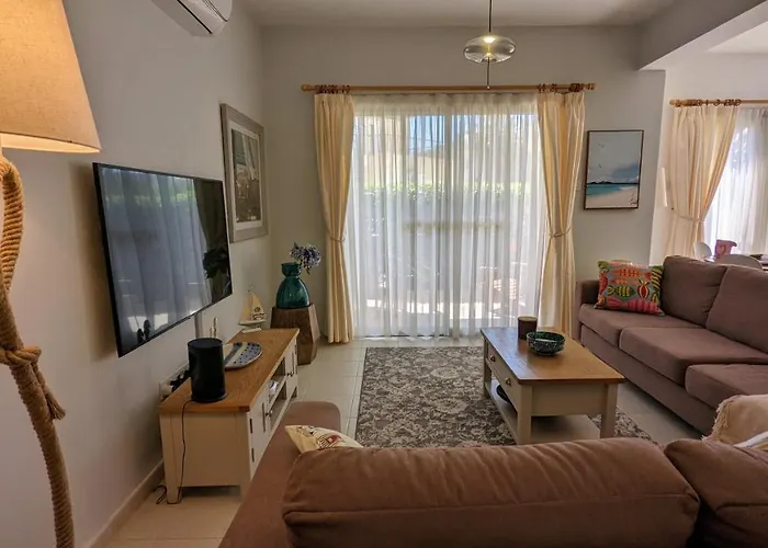 Stylish Garden Apartment At Paphos Harbour