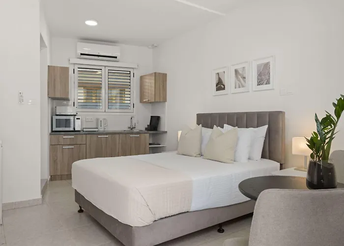 Phaedrus Living: Alkminis Seaside Suites Verano