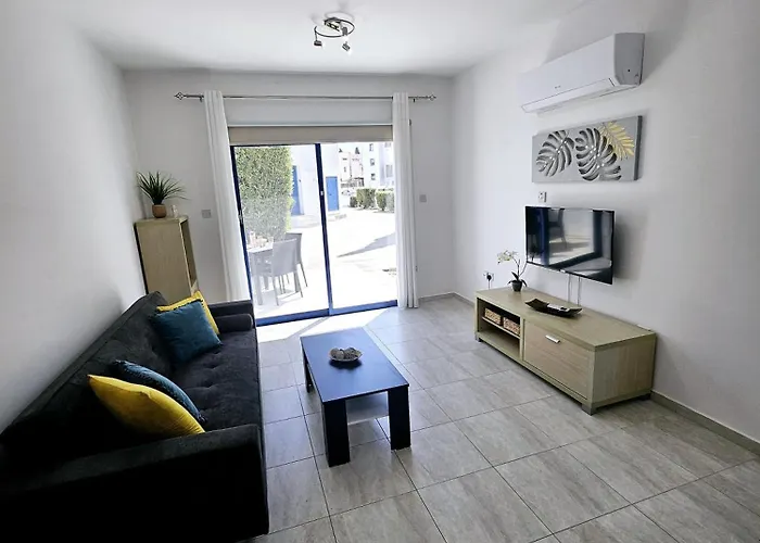 Marina Gardens, Delightful 2 Bedroom Apartment