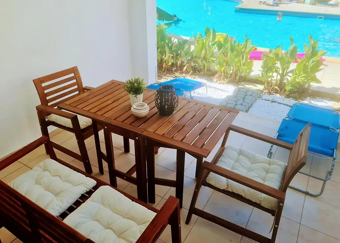 Blue Pearl Holiday Apartments With Pool In Kato Paphos