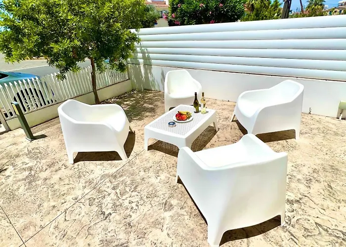 Seaside Escape - Charming Sunlit 2Br Flat