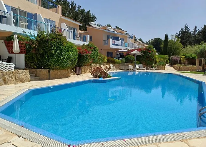 Paradise Gardens - Superb Large 3 Bed 2 Bath Apt