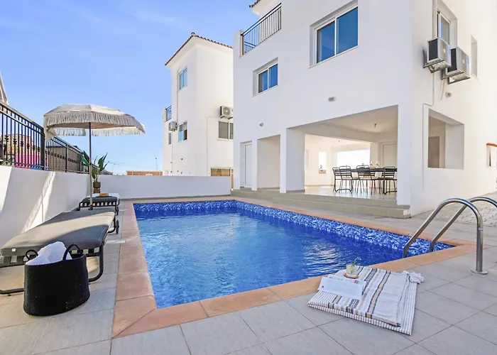Sanders White Mountains Pool Villas