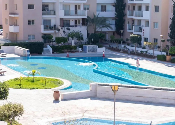 Elysia Park Pool View Apartment