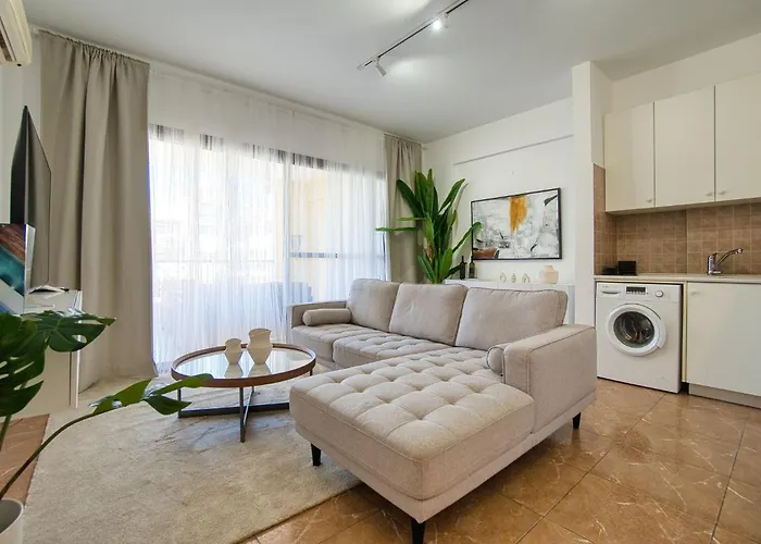 Queen Gardens 212