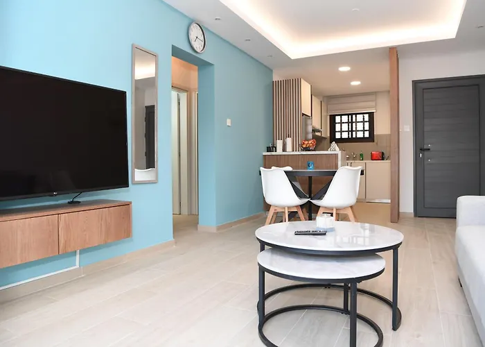 Alexis Apartments - Newly Renovated 2-Bedroom With Swimming Pool