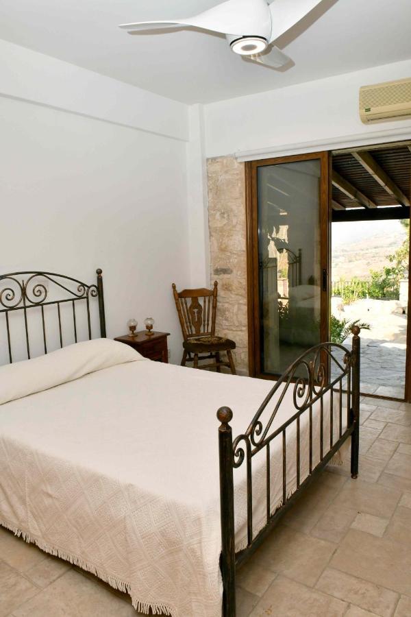 Lasa Black Rock Villa *