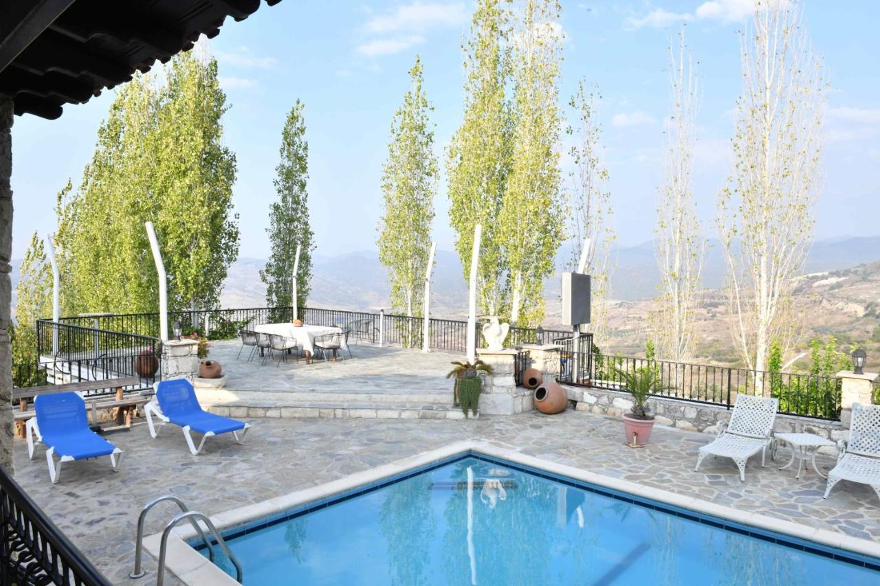 Lasa Black Rock Villa *
