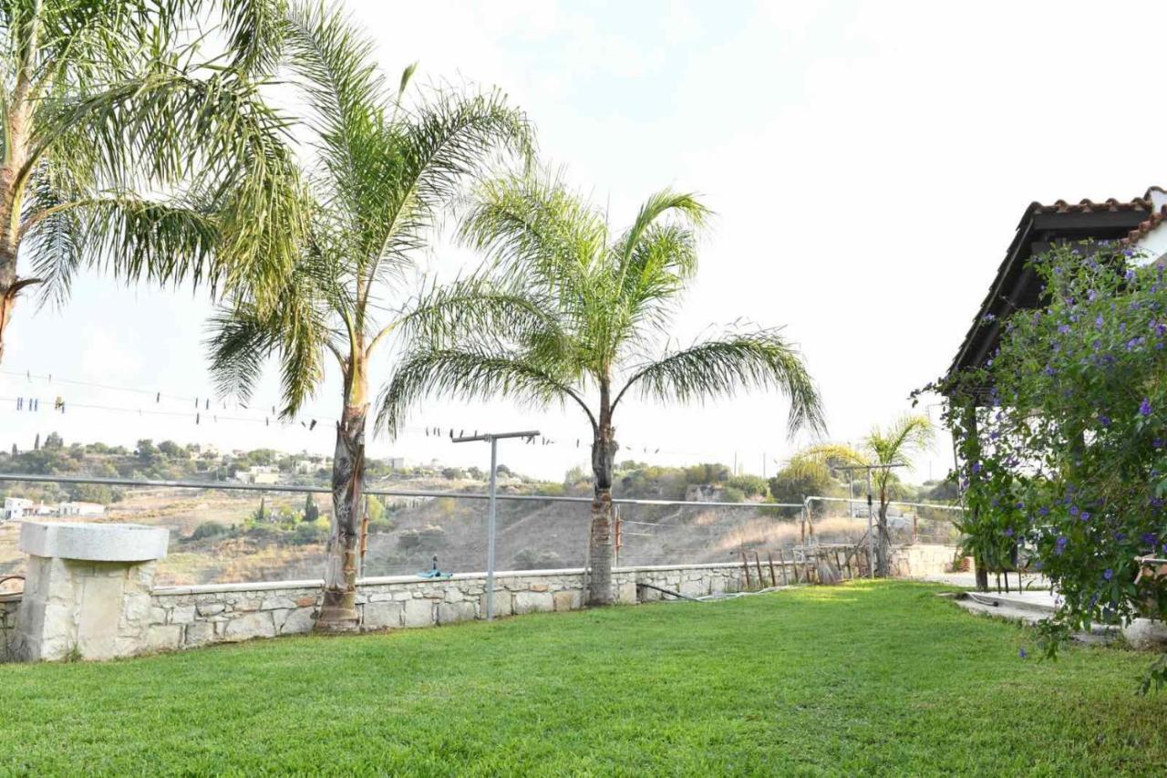 Lasa Black Rock Villa *