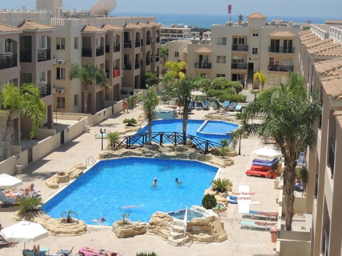 Apartment First Floor, 2 Bedroom F102, Pool View & Free Wifi *
