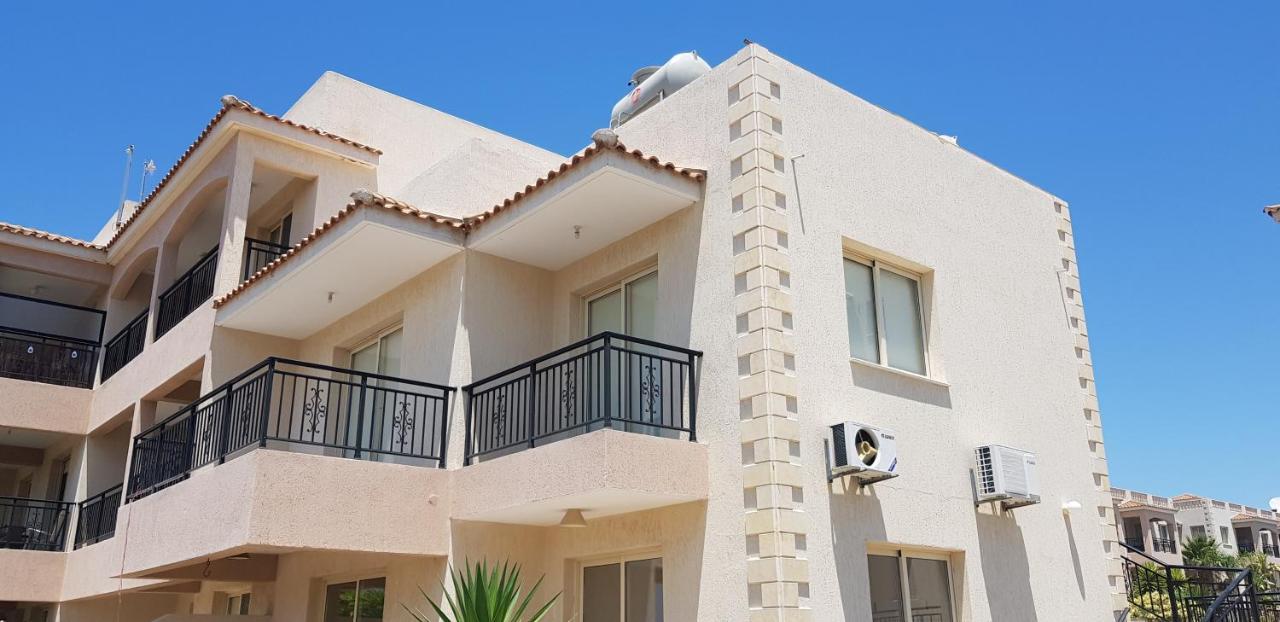 First Floor, 2 Bedroom F101, 2 Bathrooms, Pool View & Free Wifi