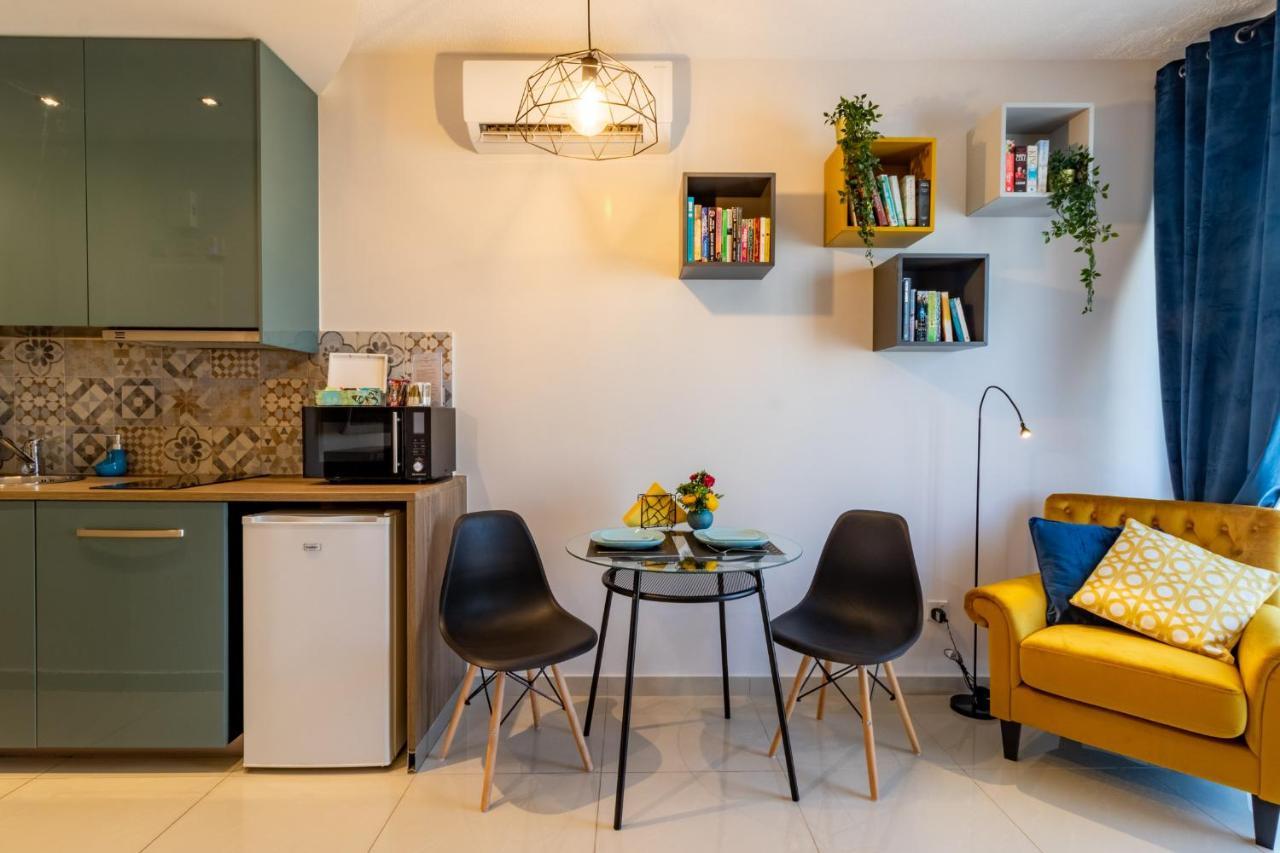 Light House - Seafront Cosy With Library * Paphos