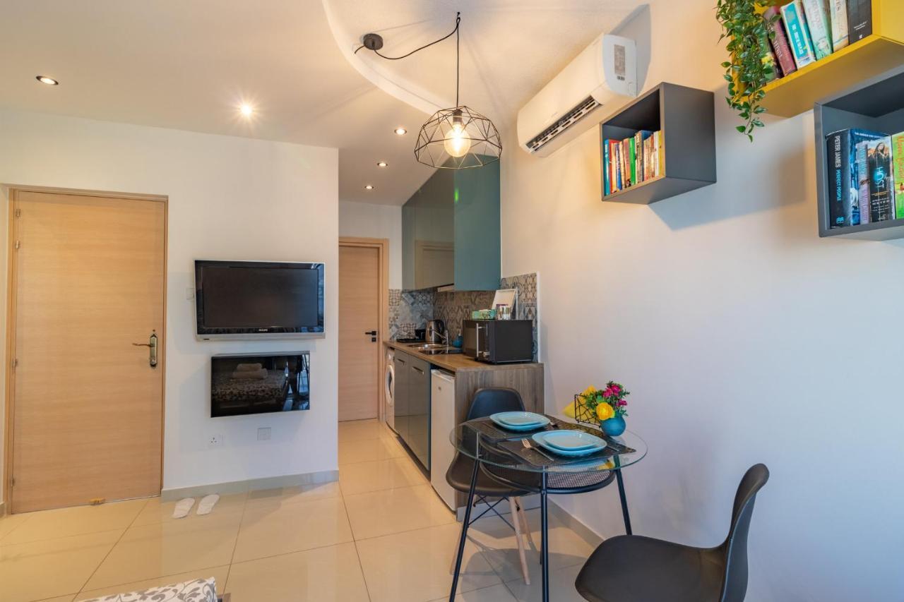 Apartment Light House - Seafront Cosy With Library Paphos