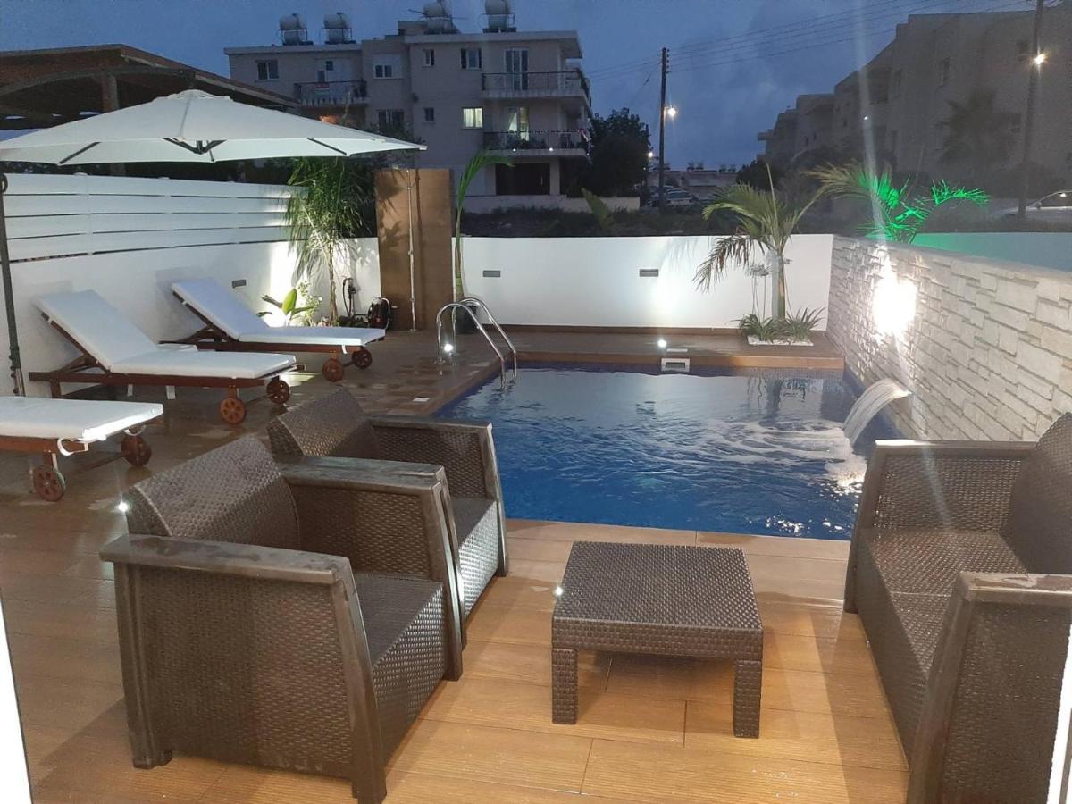 Melanos Fully Renovated Townhouse With Private Pool *