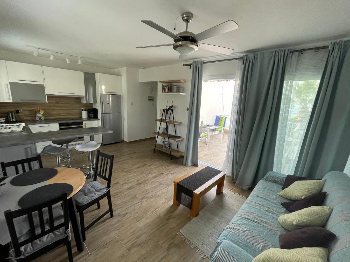 Coral Bay Modern Renovated By The Sea *