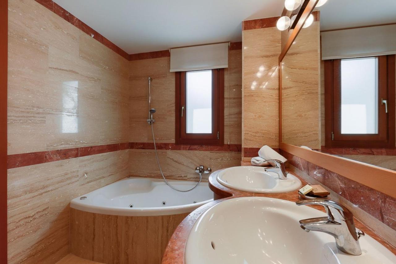 Aphrodite Hills Superior Superior 0135 Air Conditioning 5 Bedrooms Villa