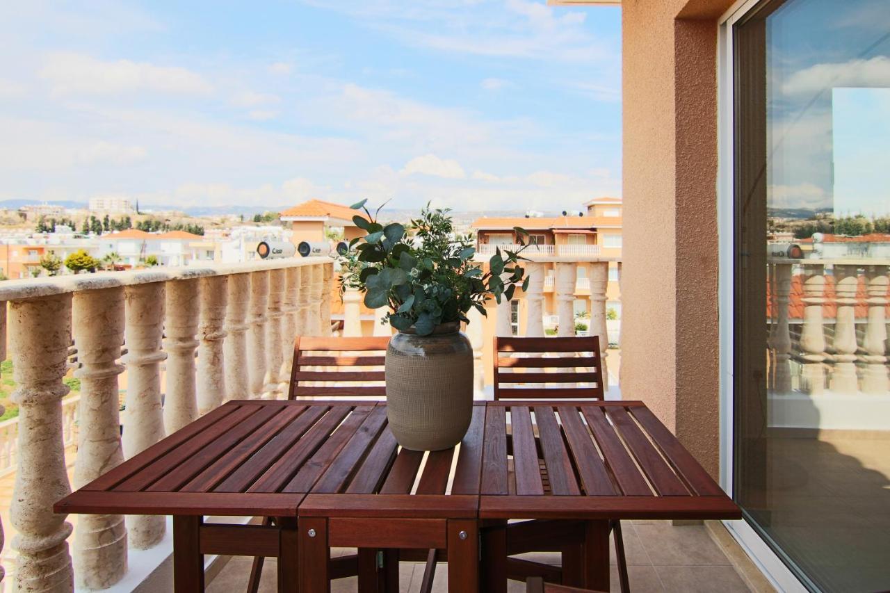 Phaedrus Living Cityview Luxury Flat Walnut Grove Apartment