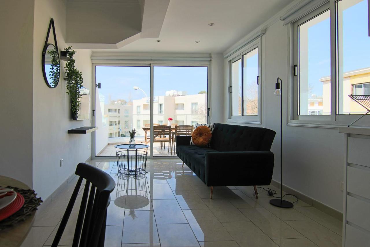 Phaedrus Living: Seaside Modern Flat Lighthouse 63 Apartment *