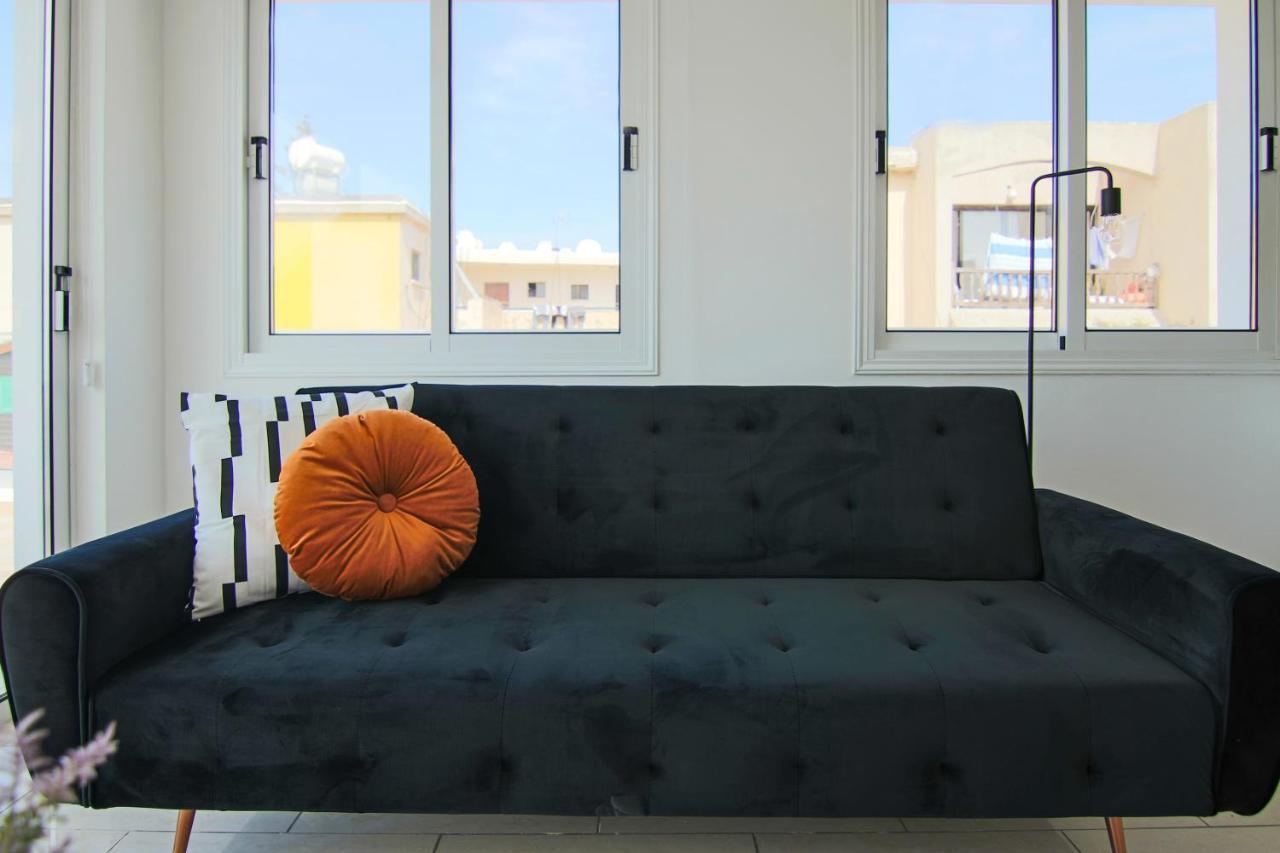 Phaedrus Living: Seaside Modern Flat Lighthouse 63 Apartment