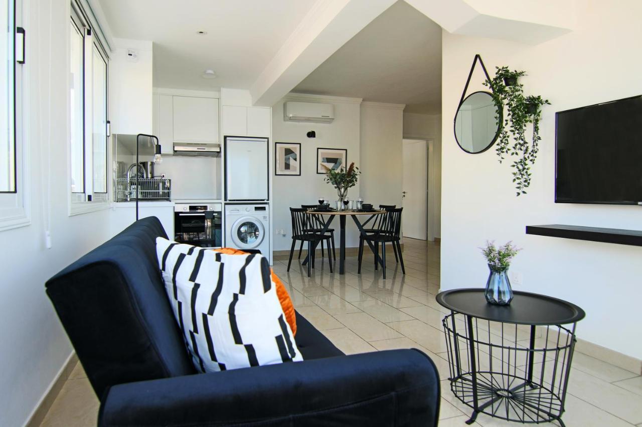 Phaedrus Living: Seaside Modern Flat Lighthouse 63 Apartment *