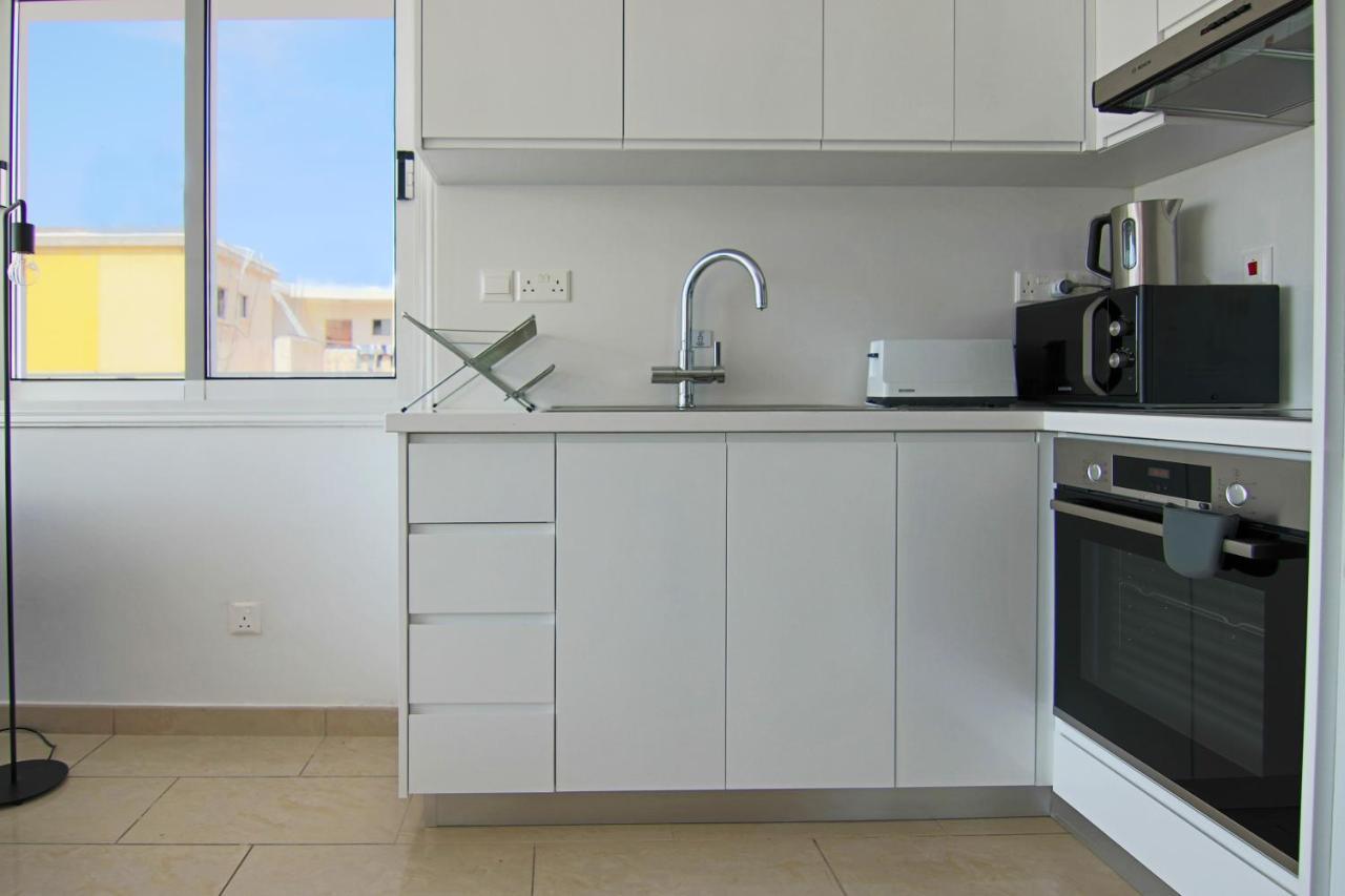 Phaedrus Living: Seaside Modern Flat Lighthouse 63 Apartment *