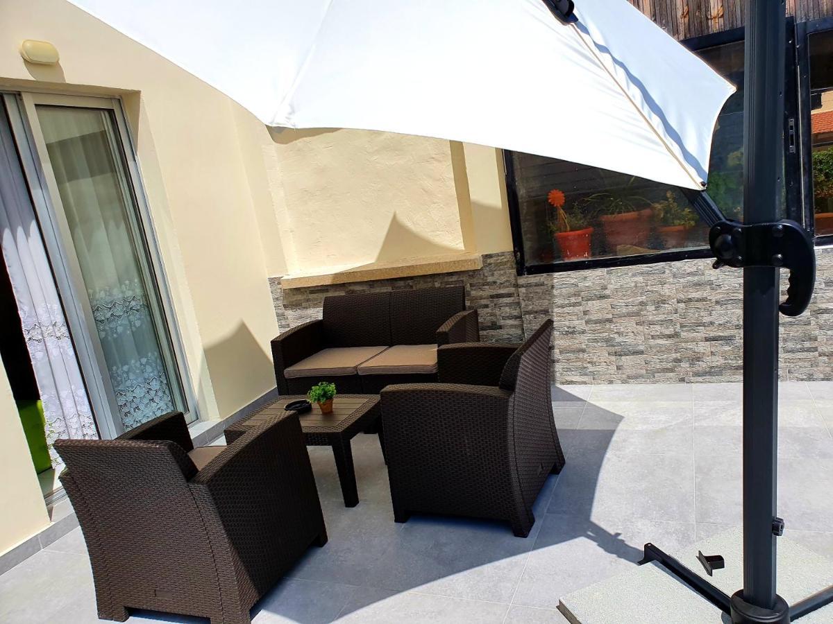 2 Bedroom Cozy Near Tourist Area, 200m From Sea