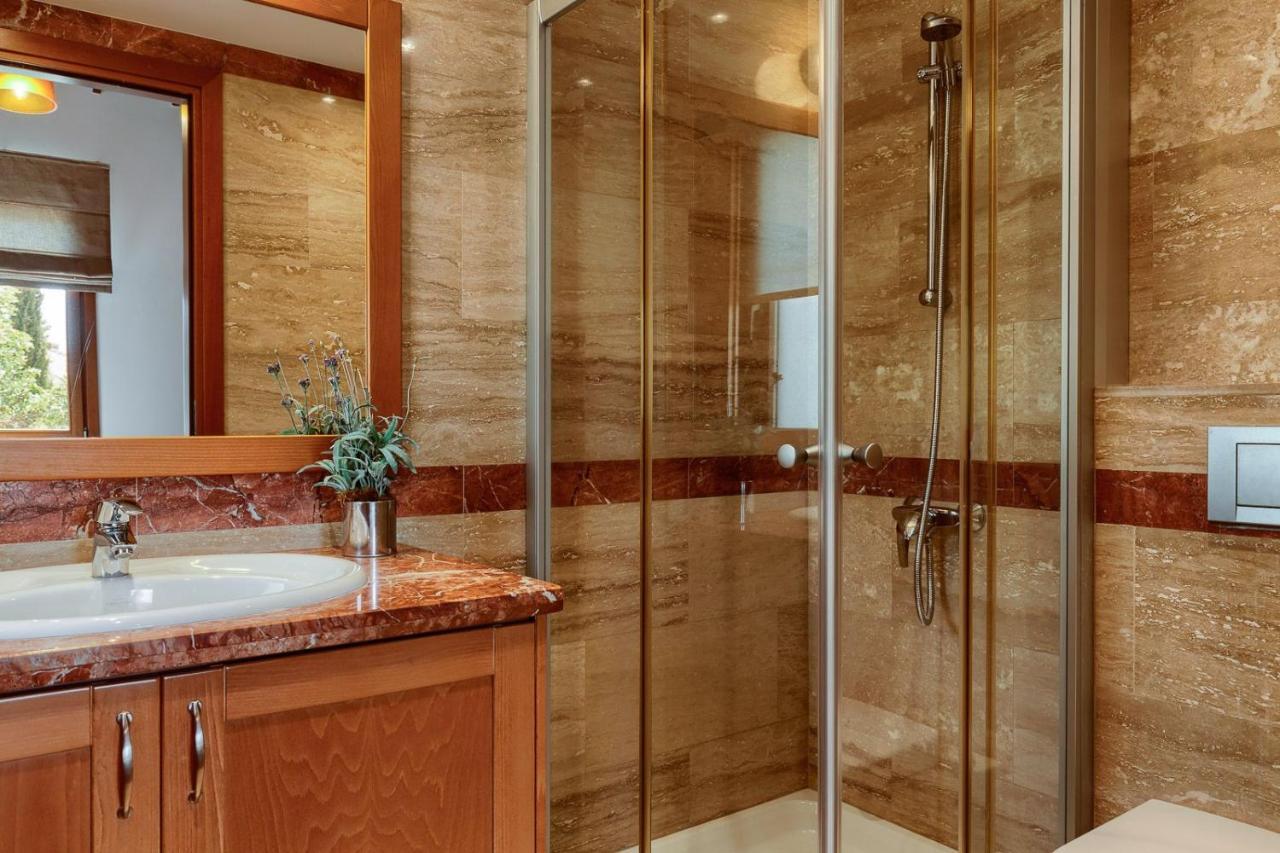 Aphrodite Hills Superior Superior 0135 Air Conditioning 5 Bedrooms Villa