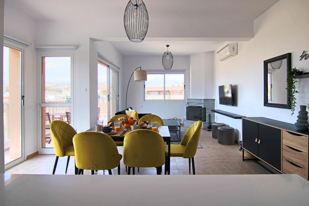 Phaedrus Living Cityview Luxury Flat Walnut Grove