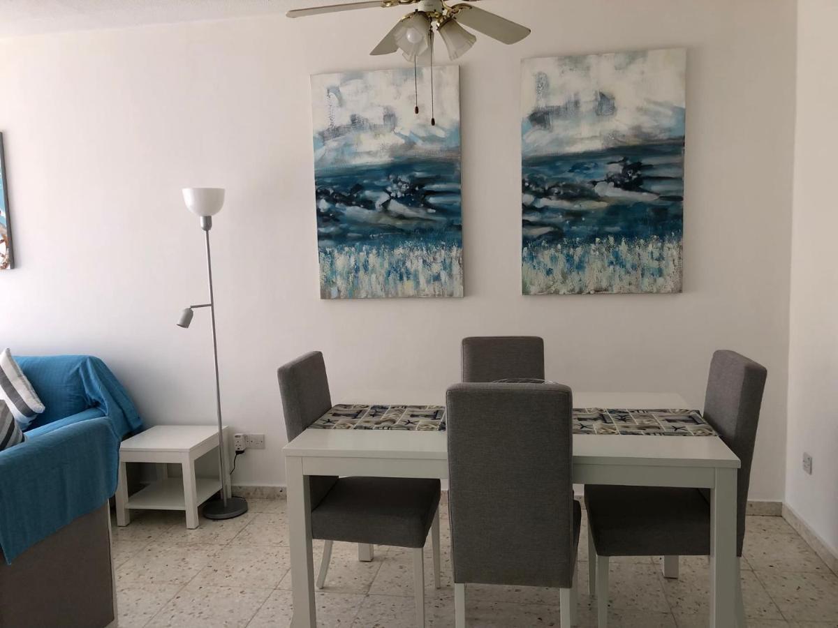 Kings Palace - Modern And Stylish Pool Facing Apartment Paphos