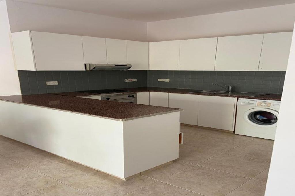 Kato In Universal Area Apartment