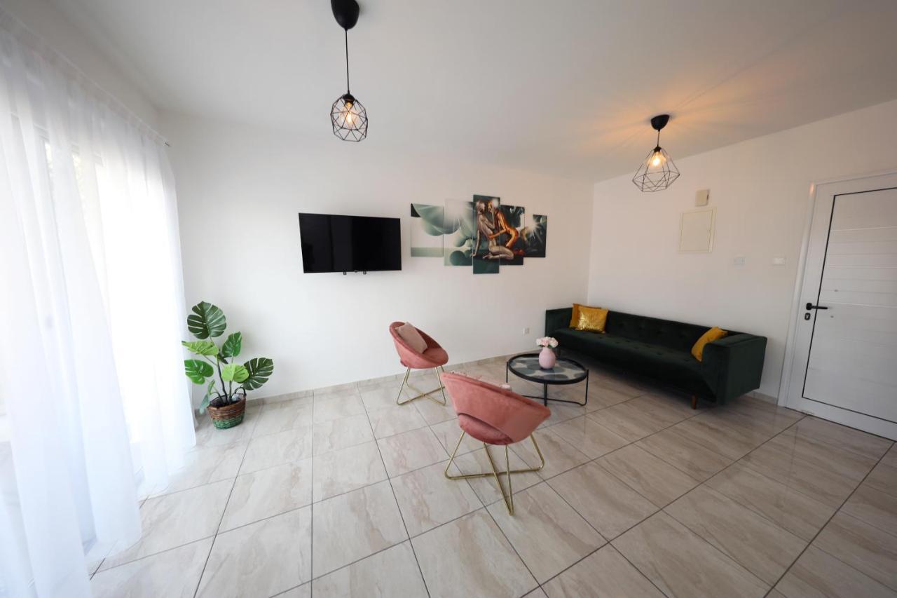 Banlieue 29 - 2 Bedroom Flat In *