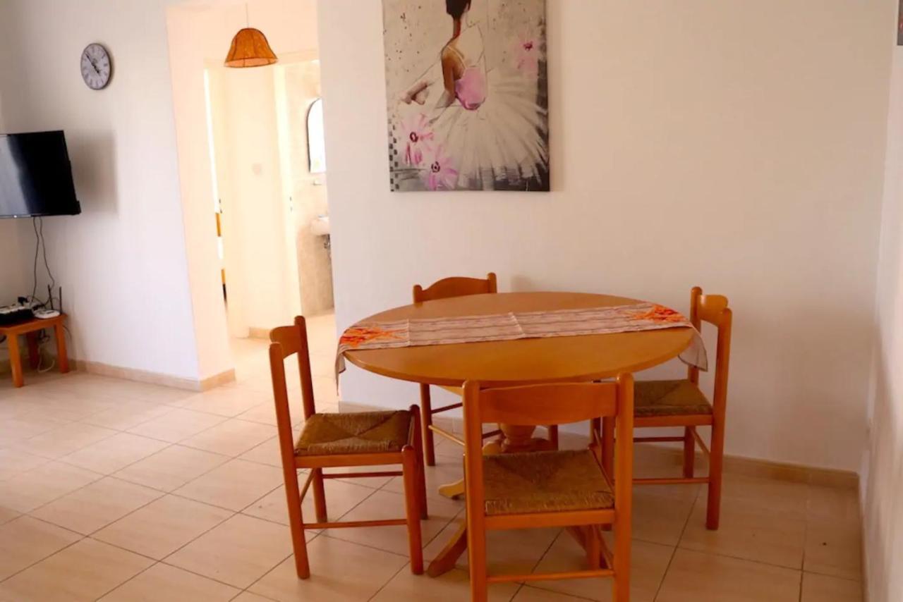 Central 2 Bedroom In Kato Apartamento