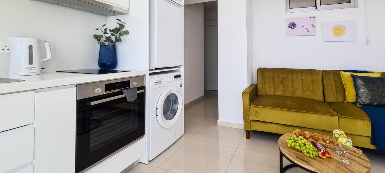 Phaedrus Living: Seaview Gold Flat Lighthouse 48 Apartment Paphos
