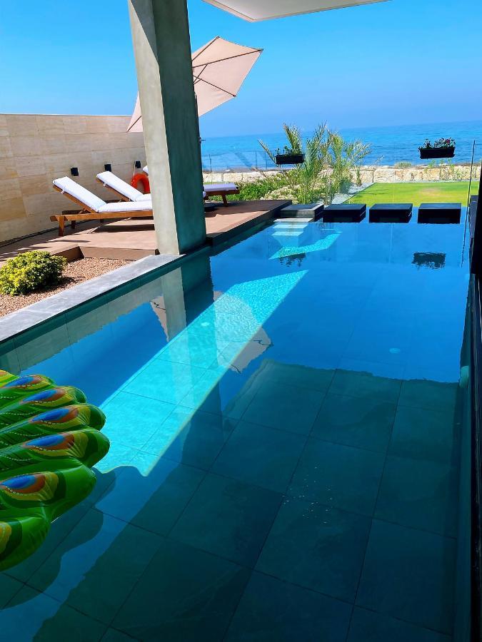 Faros Beach Front Residences No.1, Villa