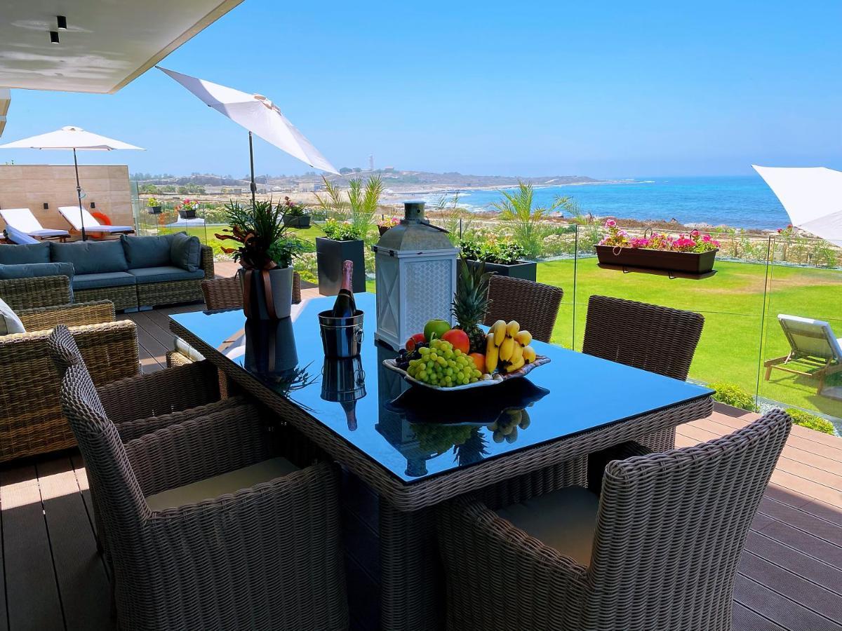 Faros Beach Front Residences No.1, Villa *